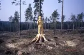 Träskulptur i skogen vid Tomasboda, 1990-tal