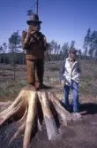 Man vid träskulptur vid Tomasboda, 1994
