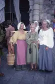 Damer i medeltida kläder på slottsfestivalen vid Örebro slott, 1994
