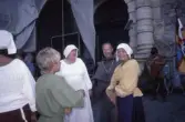 En munk bevakar damer och ung man på slottsfestivalen vi Örebro slott, 1994
