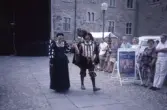 Par i medeltida kläder går mot Slottsfestivalen vid Örebro slott, 1994