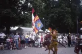 Fanbärare och soldater på slottsfestivalen i Slottsparken, 1994