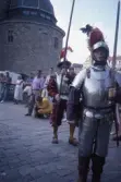 Soldater i harnesk, benskydd och plymförsedd hjälm vaktar på slottsfestivalen vid Örebro slott, 1994