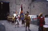 Soldater bakom fanbärare och trumslagare vid Örebro slott under slottsfestivalen, 1994