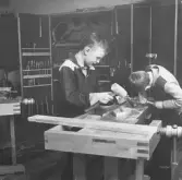Pojkar har träslöjdslektion i Örebro, 1960-tal