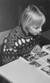 Flicka läser tidning på skolbiblioteket, 1960-tal