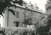 Kläder på tork på gård på Villagatan, 1940-tal