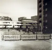 Barn gungar på lekplats vid Drottninggatan, 1970-tal