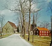 Sköllersta kyrka och försmlingshem, 1975-04-17