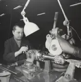 Man vid maskin, 1950-tal