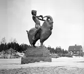 Skulptur vid Svandammsskolan