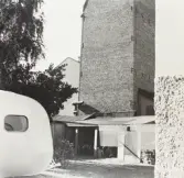 Husvagn parkerad på bakgård, 1970-tal