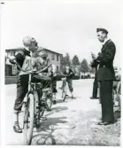 Poliskonstapel  Lennart Baugert har trafikundervisning med några skolpojkar. Alvesta 1956.