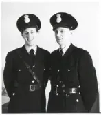 Bröderna Arne och Uno Bergqvist i full polisuniform, ca 1954.
Arne Bergqvist tjänstgjorde i Växjö 1949-51.