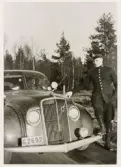 Poliskonstapel Carl-Erik Calding på uppdrag vid statspolisens bil, 1939.