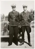 Poliskonstaplarna Carl-Erik Calding och Uno Logarn framför en polisbil. Ca 1945.