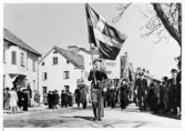 Överkonstapel Manfred Lundin och konstapel Erik Dahl ledsagar medborgartåget genom Växjö, 1/5 1940.