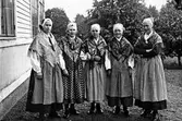 Fem kvinnor i Sorunda dräkt