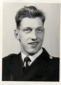Poliskonstapel Karl-Erik Hermansson, ca 1955-60. 
Bröstbild, halvprofil. Ateljéfoto.