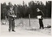 Statspoliserna Sture Ivarsson och Bertil Strömberg på uppdrag någonstans i länet, ca 1945.