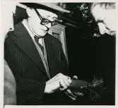 Överkonstapel Henning Johansson vid brottsplats i Skir 1955.
Reportagebild.