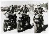 Tre MC-poliser från statspolisen har ställt upp sig med sina fordon på nuv. Oxtorget, 1957.
Fr.v.: Börje Skoog, Harald Steen och Karl-Erik Juteström.