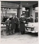 Poliskonstapel Ingemar Karlsson synar en bil någonstans i Växjö, 1955.
Reportagebild.