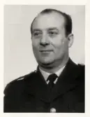 Poliskonstapel Gustaf Kvennewall, Växjö, ca 1955-60.
Bröstbild, halvprofil. Ateljéfoto.