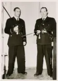 Poliskonstaplarna Gunnar Stenberg och Gustaf Kvennewall visar upp sina sablar inför avläggandet av sabelbeväpning 1965.