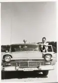 Poliskonstapel Erik Lindqvist, statspolisen, vid en polisbil, 1959.