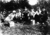Utflykt i skogen. Personerna är från vänster: Märta Nilsson född 1903, Bror Nilsson född 1906, Lagerkvist (hyrde på Näset), Lagerkvists dotter Signe, okänd, Petrus Nilsson född 1900. Barnen Nilsson från Woxsätter 14:1.