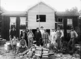 Renovering av boningshus på Näset (Woxsätter 14:1). Sittande till vänster Petrus Nilsson, Woxsätter 14:1, född 1900. Stående nr 7 från vänster Abraham Jonsson (