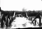 Dåvarande landsvägsbron i Sunnerstaholm överspolad. Foto: 1916.