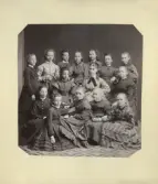 Porträtt av en grupp med unga kvinnor.