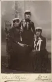 Porträtt av Högre Flickskolans, (Själanderska) i Gefle, första studenter: 
Sigrid Paues, Alma Lindahl och Tekla Swedlund den 5 juni 1889. Realstudenter (enligt text baksida kort).