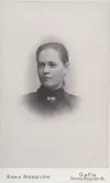 Porträtt av Lydia Ekdahl, Gefle -95 (enligt text baksida kort).