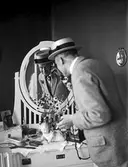 Herre i halmhatt talar i telefon