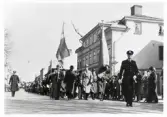Överkonstapel Manfred Lundin (t.v.) och konstapel Uno Logarn i spetsen för en 1:a maj-demonstration längs Storgatan, 1/5 1939.