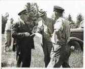 Konstapel Uno Logarn (t.v., i golfbyxor) och överkonstapel Gösta W Axelsson (i kostym och hatt) vid en syning, 1949.