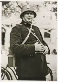 Konstapel Axel Nordström som civilförsvarspolis under en övning, 1941.