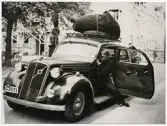 Konstapel Axel Nordström som civilförsvarspolis på Sandgärdsgatan under en övning, 1941.
Man har fått problem med en bil i närheten av dåv. polisstationen.