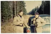 Konstaplarna Göran Gustavsson och Bo Nyqvist vid statspolisen, Växjö, på uppdrag, ca 1958.