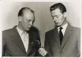 Konstaplarna Bo Nyqvist och Åke Rydén med en kofot. 
Två misstänkta togs på bar gärning i samband med inbrott på Stenborgs Guld, Växjö, 1959. 
Nyqvist knivskadad. Båda använde sina tjänstevapen.
Reportagebild.