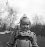 När våren kom, 1944. 
En liten flicka är ute i vårsolen i en park (Strandbjörket ?).