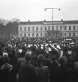 När våren kom, 1944. 
En musikkår håller konsert på Stortorget, troligen i samband med
Valborgsmässoafton. I bakgrunden syns Residenset.