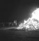 När våren kom, 1944. 
Majbrasan är tänd. I bakgrunden skymtar några scouter m.m.