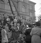 De första studenterna. 1944.
Studenter och anhöriga m.fl., har samlats på trappan till Växjö Högre Allmänna Läroverk.