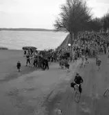 De första studenterna. 1944.
Studenter och anhöriga m.fl. är på väg utmed Strandvägen vid Växjösjön, mot dåv. elverket och järnvägsbron.