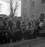 De första studenterna. 1944.
Studenter och anhöriga m.fl. vid Tegnérstatyn, vid domkyrkan. I bakgrunden skymtar Karolinerhuset.
