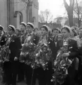 De första studenterna. 1944.
En grupp studenter vid Tegnérstatyn. I bakgrunden skymtar en del av domkyrkan.